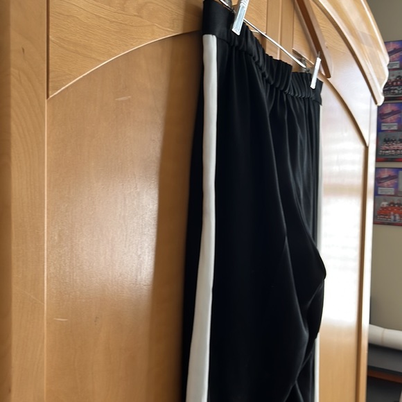 Woman’s Aritzia/Babaton black crepe pull on  pants.  Size 8. - Picture 3 of 6